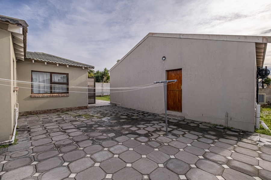 6 Bedroom Property for Sale in Summerstrand Eastern Cape